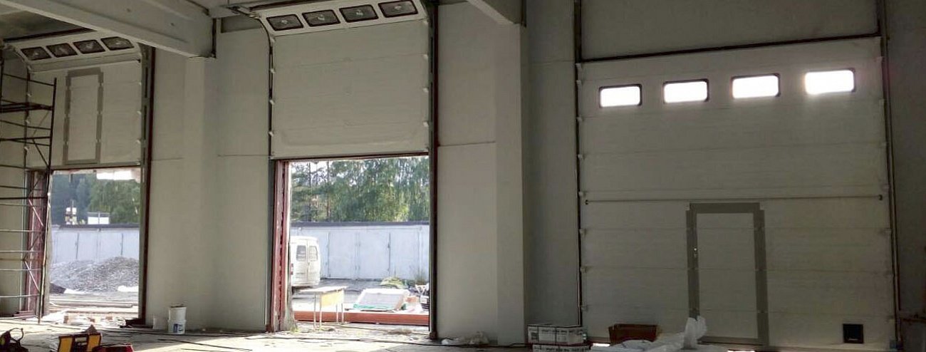 Секционные промышленные ворота с окнами и встроенной калиткой фото 3